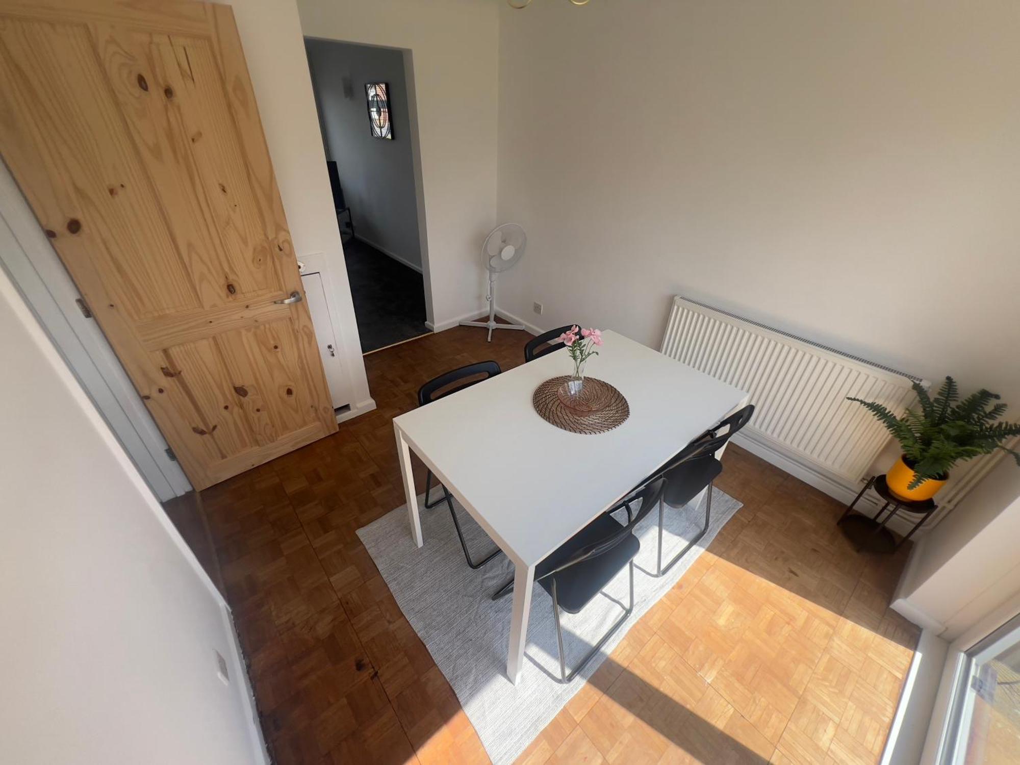 Charming 3-bed House In Holiday home *